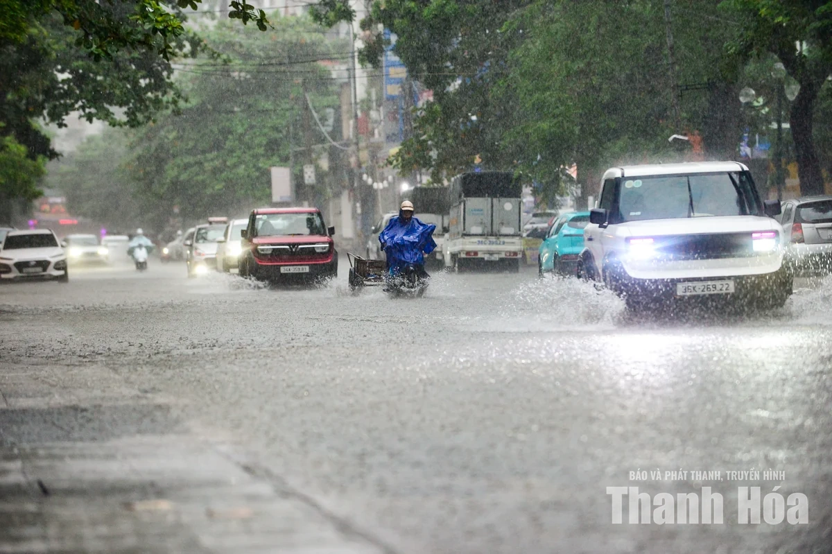 Mưa lớn gây ngập cục bộ nhiều tuyến phố ở phường Hạc Thành