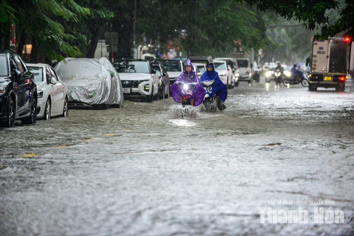 Mưa lớn gây ngập cục bộ nhiều tuyến phố ở phường Hạc Thành