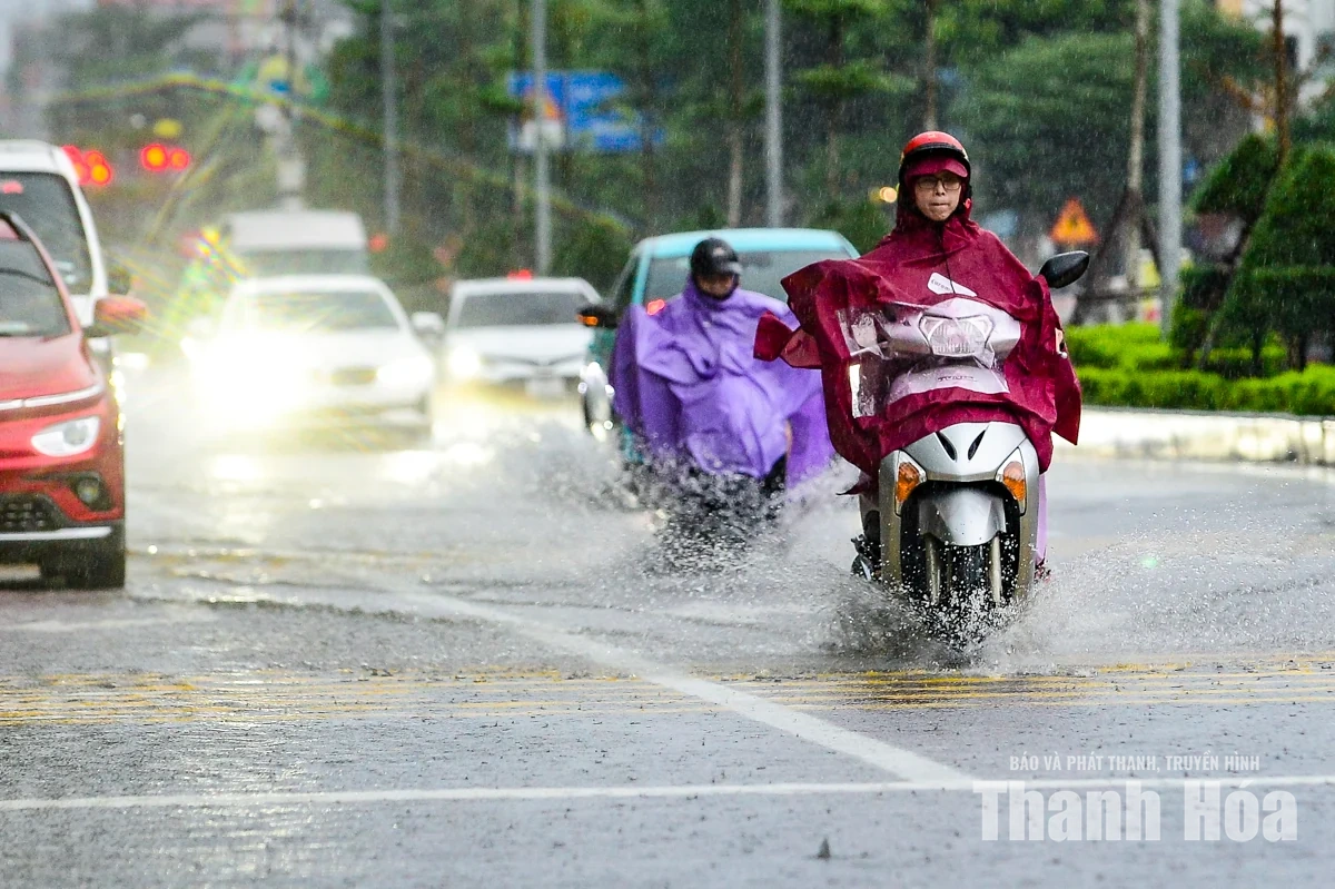 Mưa lớn gây ngập cục bộ nhiều tuyến phố ở phường Hạc Thành