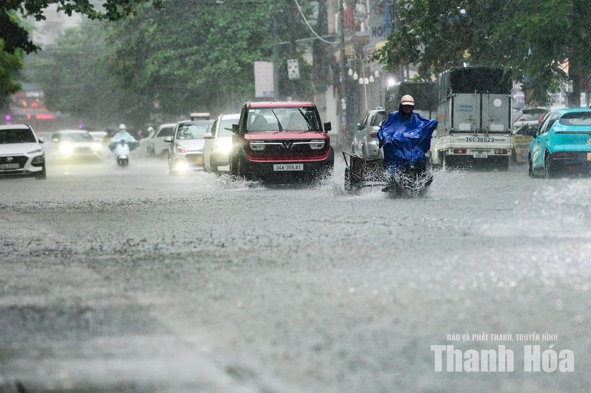 Mưa lớn gây ngập cục bộ nhiều tuyến phố ở phường Hạc Thành