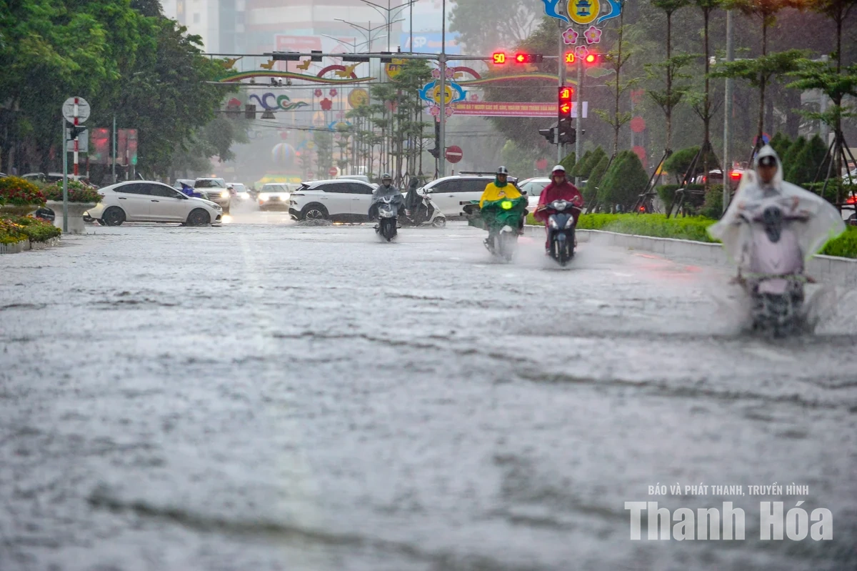 Mưa lớn gây ngập cục bộ nhiều tuyến phố ở phường Hạc Thành