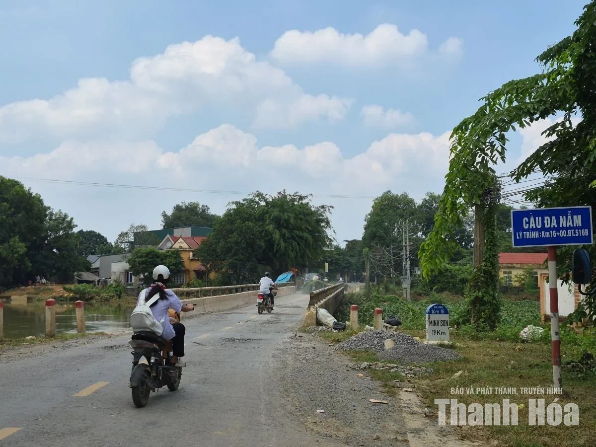 Cận cảnh cây cầu “già cỗi” lộ dầm sắt
