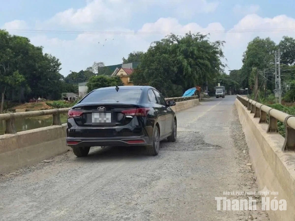 Cận cảnh cây cầu “già cỗi” lộ dầm sắt