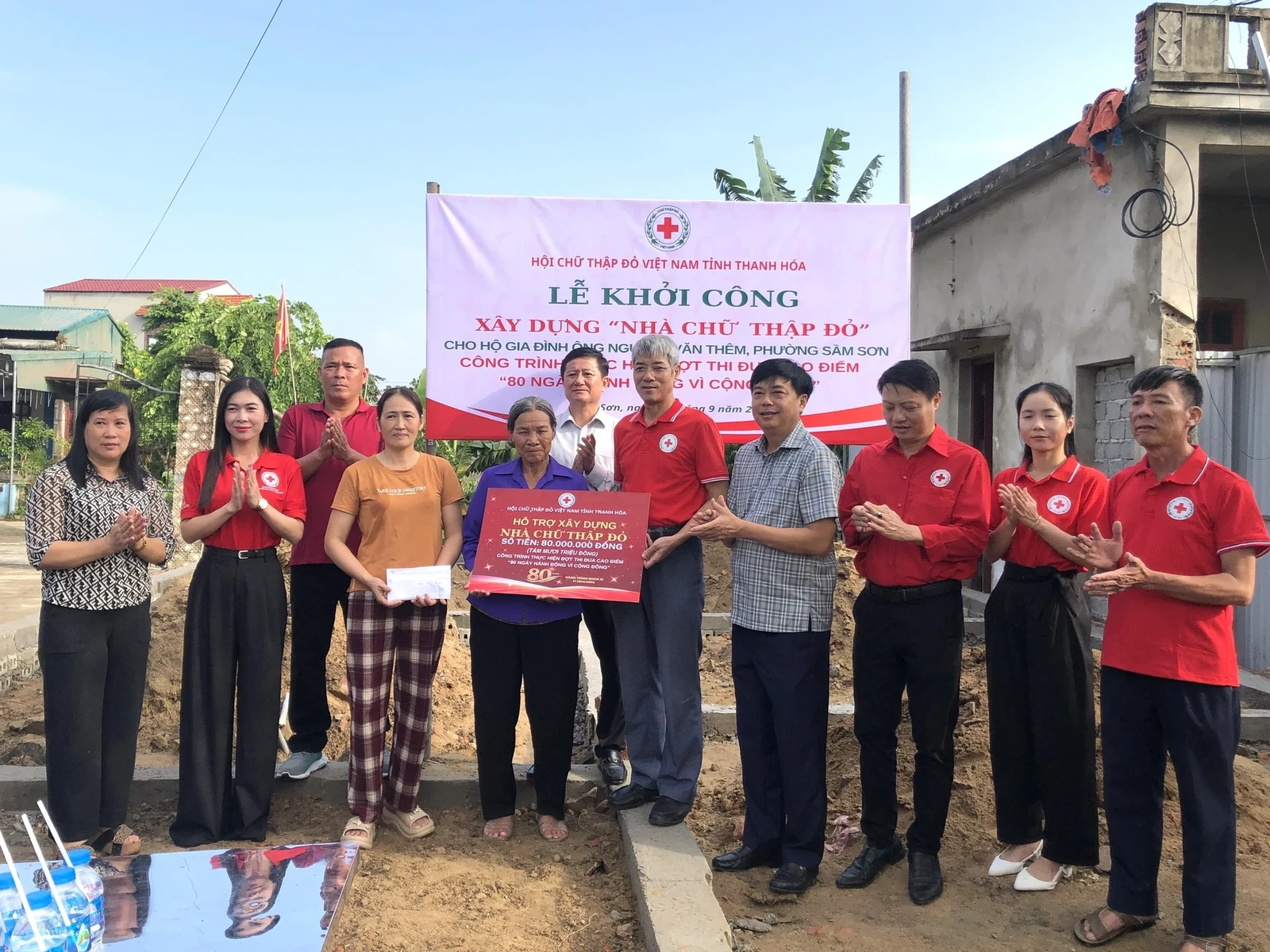 Khởi công xây dựng Nhà Chữ thập đỏ cho hộ gia đình khó khăn