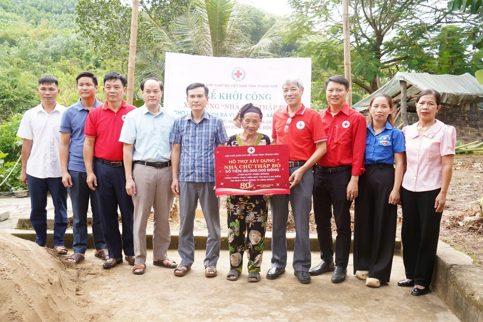 Khởi công xây dựng Nhà Chữ thập đỏ cho hộ gia đình khó khăn