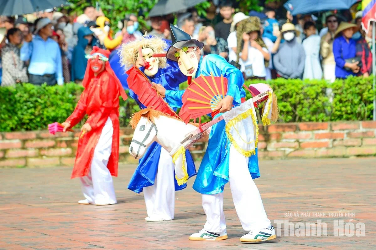 Sắc màu văn hóa dân gian giữa Lam Kinh trong ngày hội