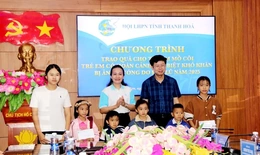 Trao quà cho trẻ mồ côi, trẻ có hoàn cảnh khó khăn tại 2 xã miền núi