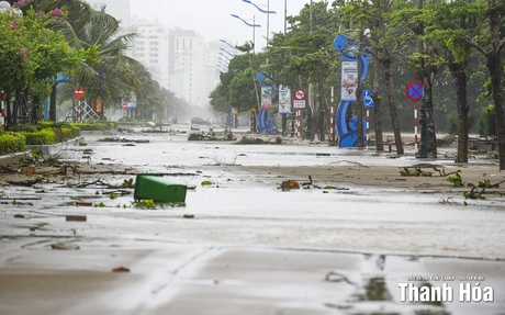 Biển Sầm Sơn sóng lớn, thủy triều tràn lên đường, nhiều tuyến phố ngập cục bộ