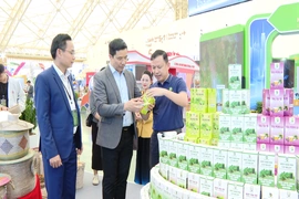 Phó Bí thư Thường trực Tỉnh ủy Nguyễn Hồng Phong thăm gian hàng tỉnh Thanh Hoá tại Hội chợ Mùa Thu năm 2025