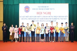 Trao chứng nhận thành viên Chương trình khuyến khích doanh nghiệp tự nguyện thuân thủ pháp luật hải quan