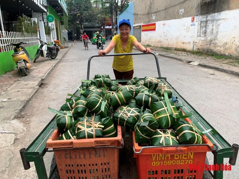 Các cơ sở làm bánh chưng “đắt khách” dịp Tết