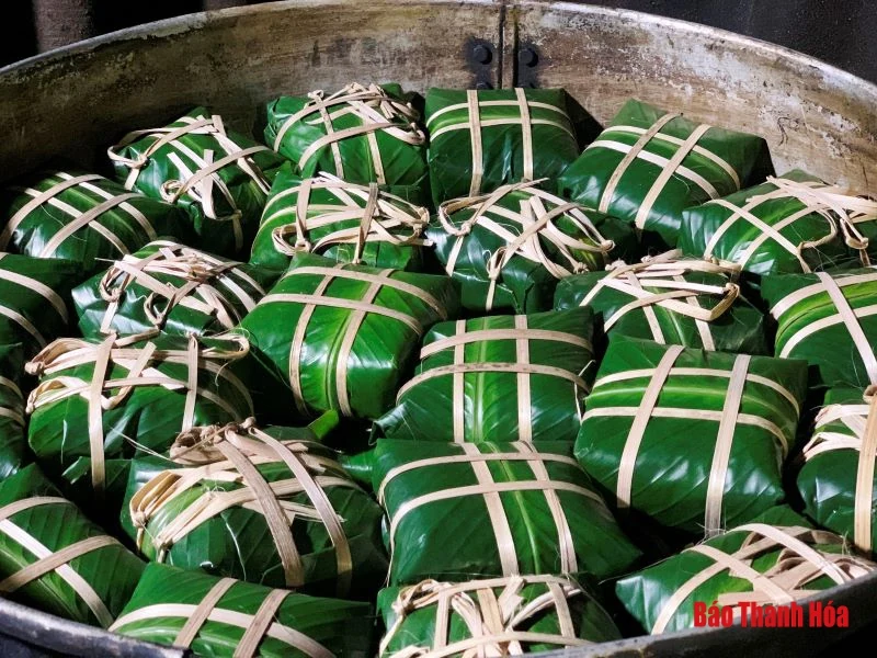 Các cơ sở làm bánh chưng “đắt khách” dịp Tết