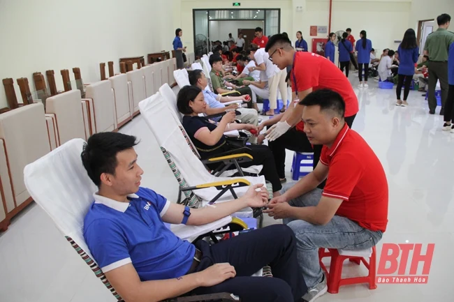 Chương trình “Hành trình đỏ - Kết nối dòng máu Việt” 2020: Gần 2.000 người hiến máu tình nguyện