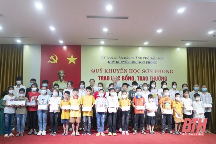 Xây dựng quỹ khuyến học: Tiếp thêm động lực cho học sinh nghèo hiếu học