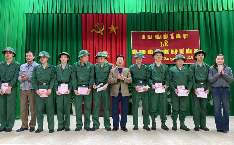 Các cấp Công đoàn huyện Như Xuân động viên tân binh nhập ngũ