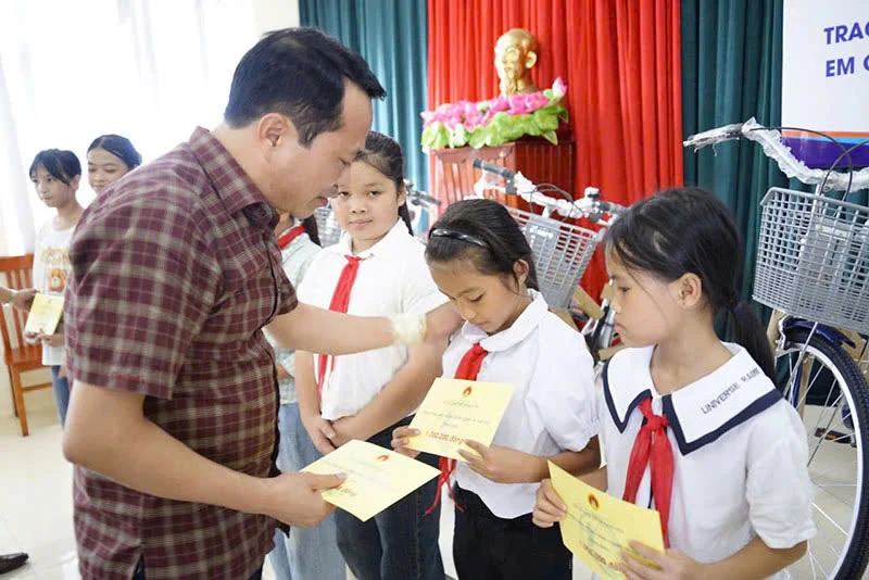 Tặng xe đạp và học bổng cho trẻ em có hoàn cảnh khó khăn tại Như Xuân