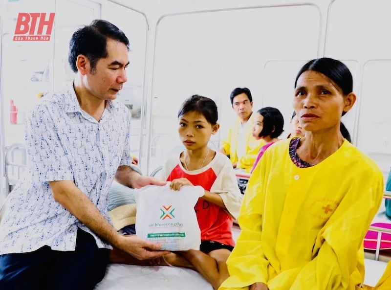 Thăm, tặng quà cho các bệnh nhi mắc bệnh Thalassemia tại Bệnh viện Nhi Thanh Hóa
