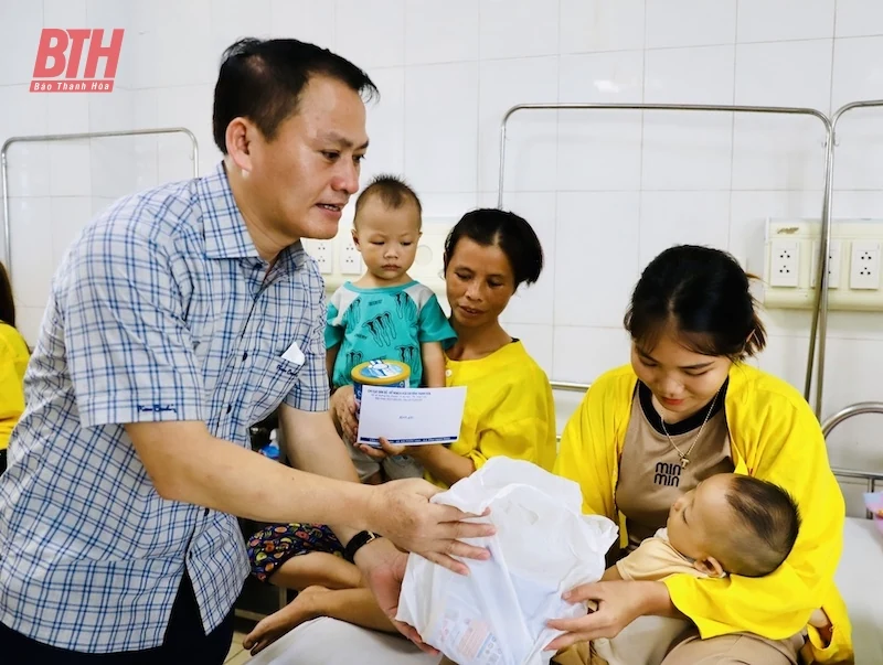 Thăm, tặng quà cho các bệnh nhi mắc bệnh Thalassemia tại Bệnh viện Nhi Thanh Hóa