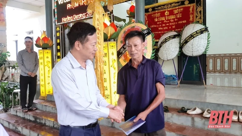 Thăm hỏi, động viên gia đình có người bị đuối nước do mưa lũ tại huyện Cẩm Thủy