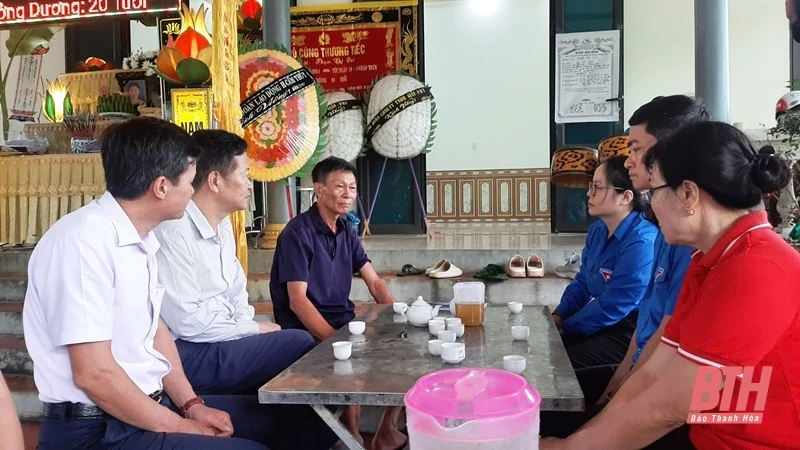 Thăm hỏi, động viên gia đình có người bị đuối nước do mưa lũ tại huyện Cẩm Thủy