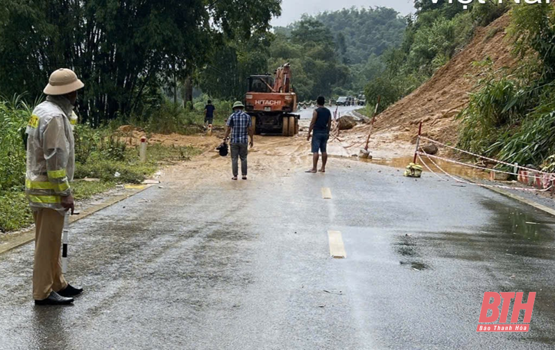 Cảnh sát giao thông dầm mình trong mưa điều tiết giao thông