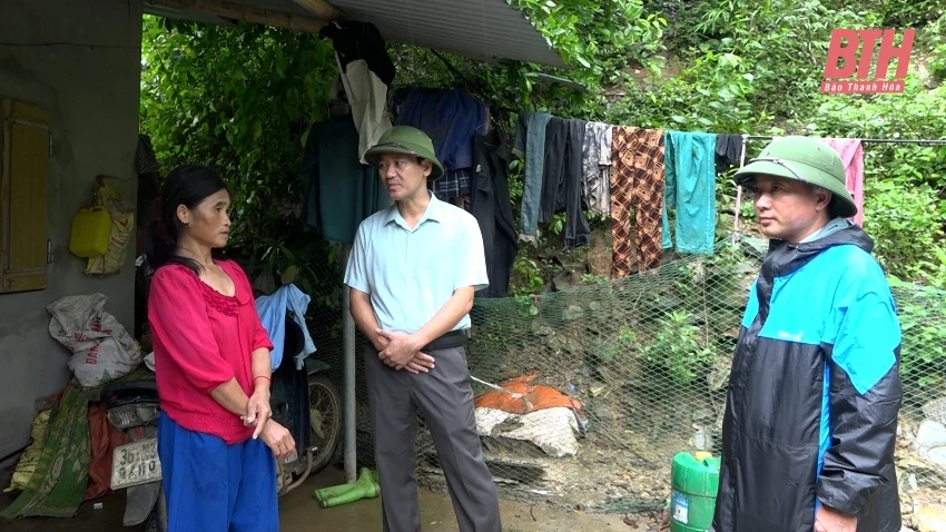 Chung tay vượt lũ...