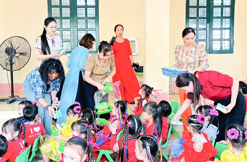 Trao tặng công trình nước sạch cho Trường Mầm non Yên Lạc (Như Thanh)
