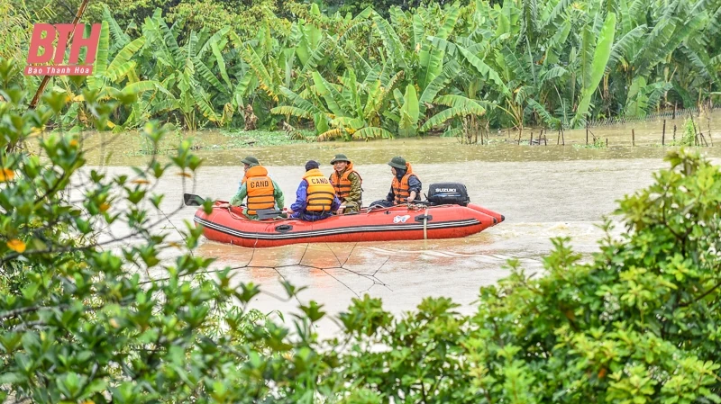 Hỗ trợ Nhân dân sơ tán khỏi vùng ngập lụt
