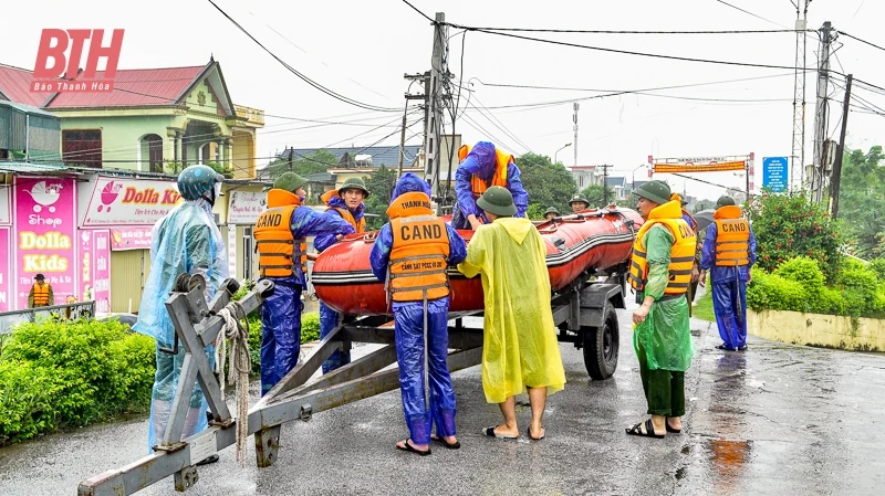 Hỗ trợ Nhân dân sơ tán khỏi vùng ngập lụt