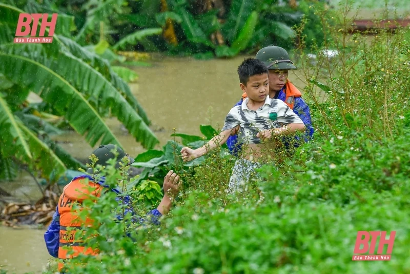 Hỗ trợ Nhân dân sơ tán khỏi vùng ngập lụt