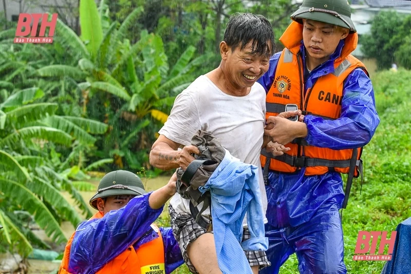 Hỗ trợ Nhân dân sơ tán khỏi vùng ngập lụt