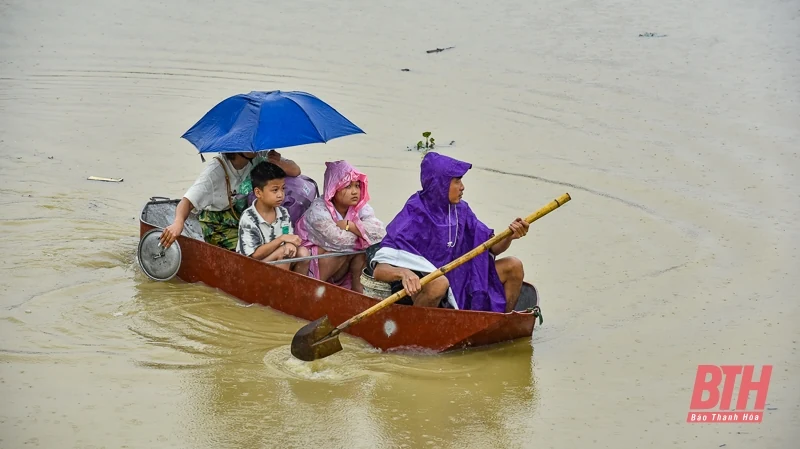 Hỗ trợ Nhân dân sơ tán khỏi vùng ngập lụt