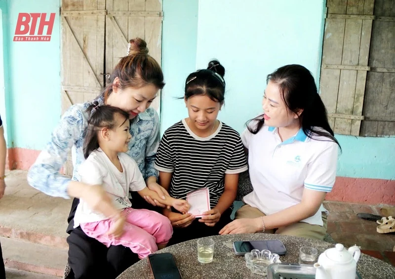 Trao tặng sổ tiết kiệm cho 21 cháu mồ côi có hoàn cảnh đặc biệt khó khăn