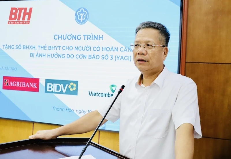 Trao tặng sổ BHXH, thẻ BHYT cho người dân có hoàn cảnh khó khăn bị ảnh hưởng bởi bão số 3 tại Thanh Hoá