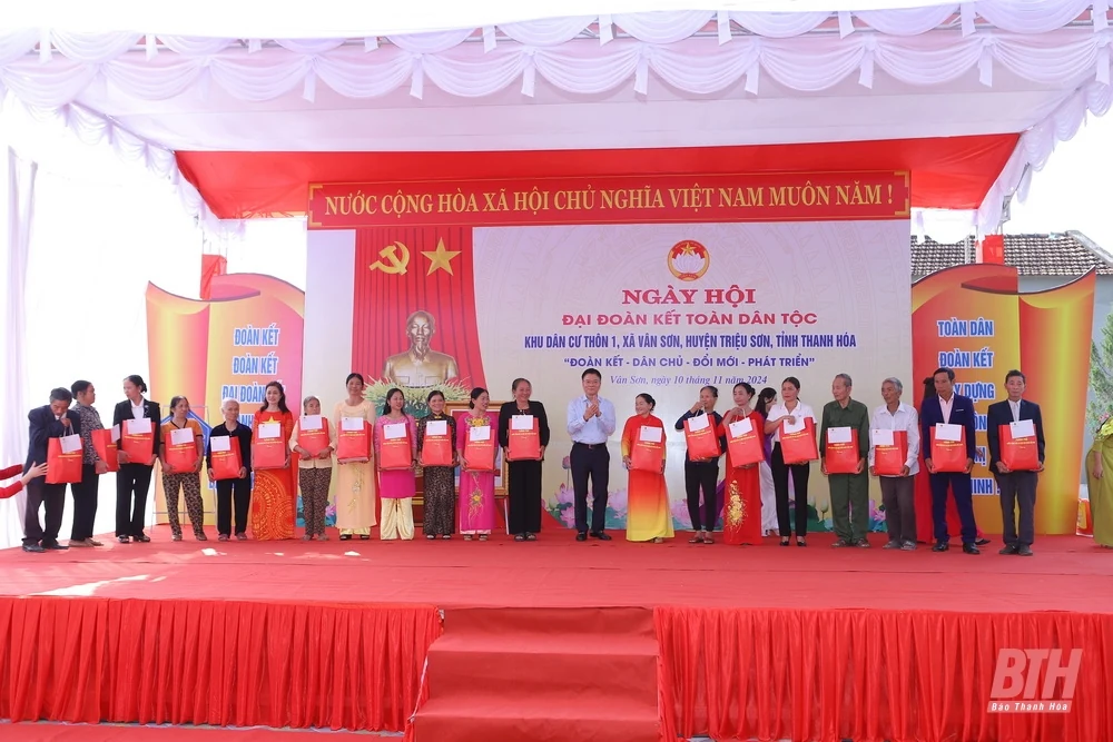 Phó Thủ tướng Chính phủ Lê Thành Long và Bí thư Tỉnh uỷ Nguyễn Doãn Anh chung vui Ngày hội Đại đoàn kết toàn dân tộc tại huyện Triệu Sơn