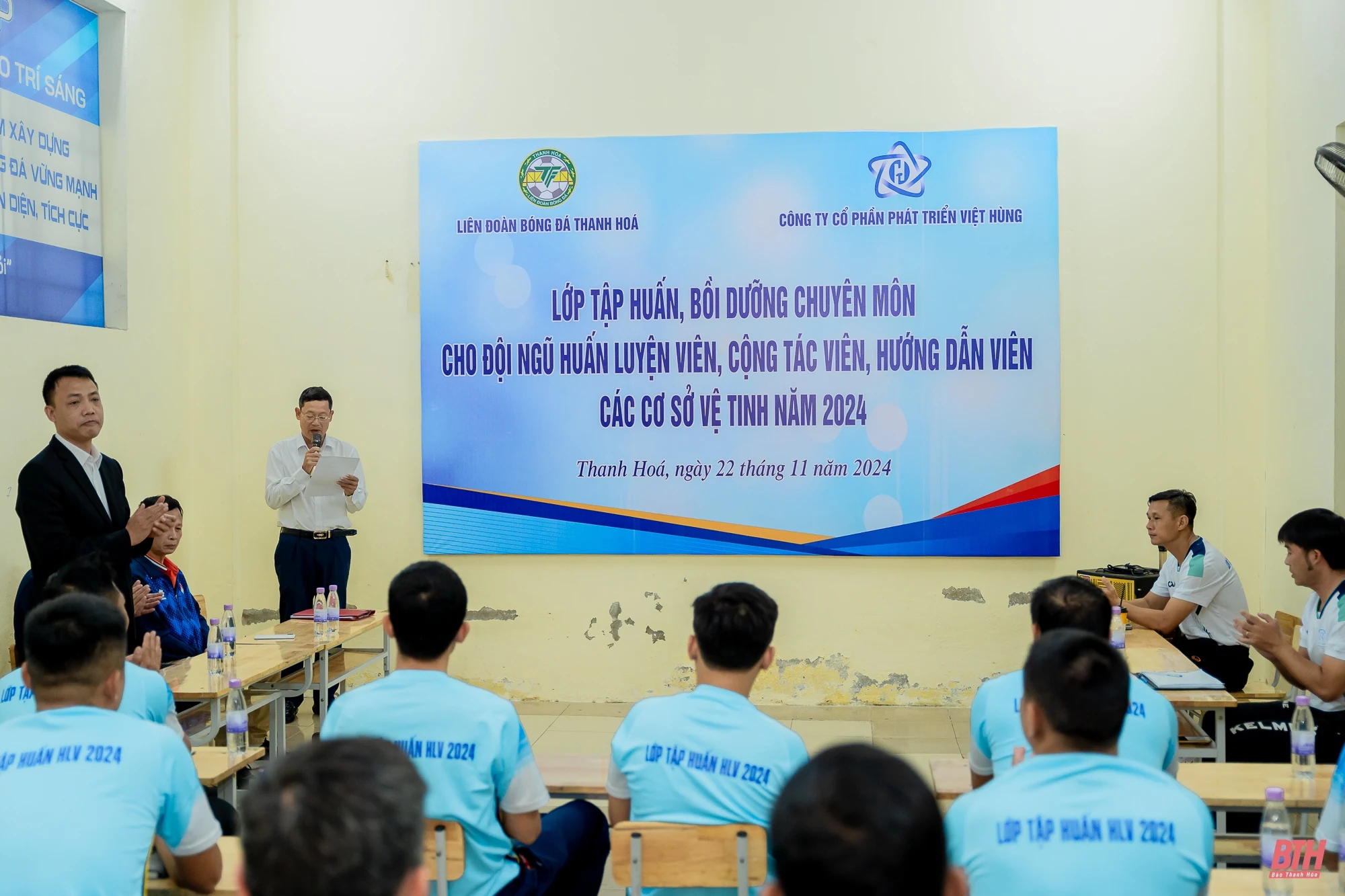 Cựu tuyển thủ Nguyễn Bảo Quân truyền đạt kinh nghiệm tại lớp tập huấn dành cho HLV các cơ sở vệ tinh năm 2024