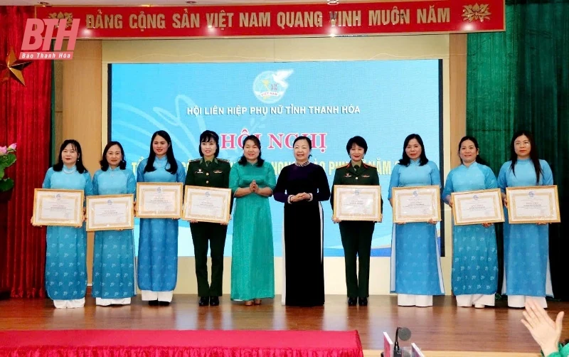 Phát huy vai trò của phụ nữ trong tham gia xây dựng Đảng và hệ thống chính trị