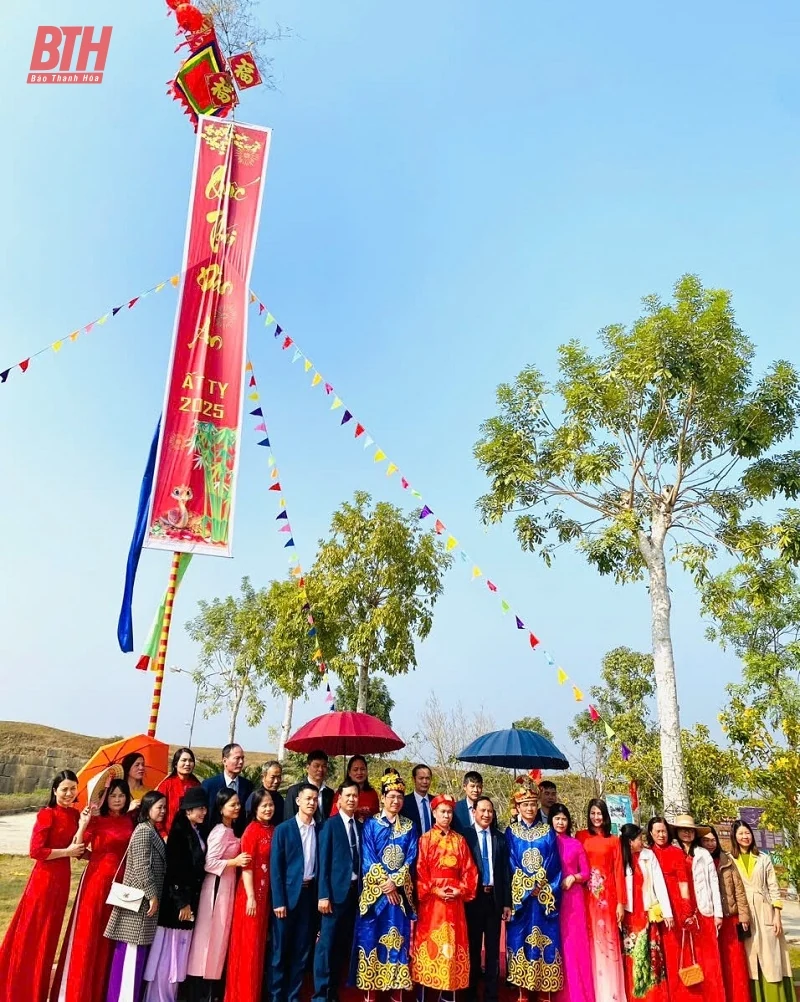 Lễ dựng cây nêu ngày Tết tại Di sản văn hóa thế giới Thành nhà Hồ