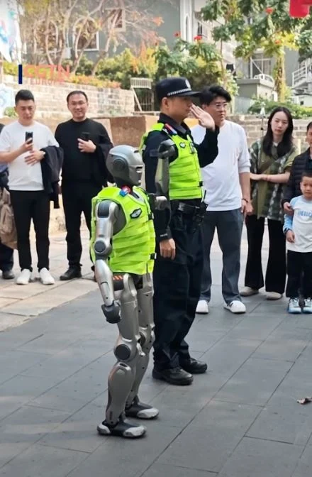 Người dân vây kín xem robot tuần tra đường phố cùng cảnh sát