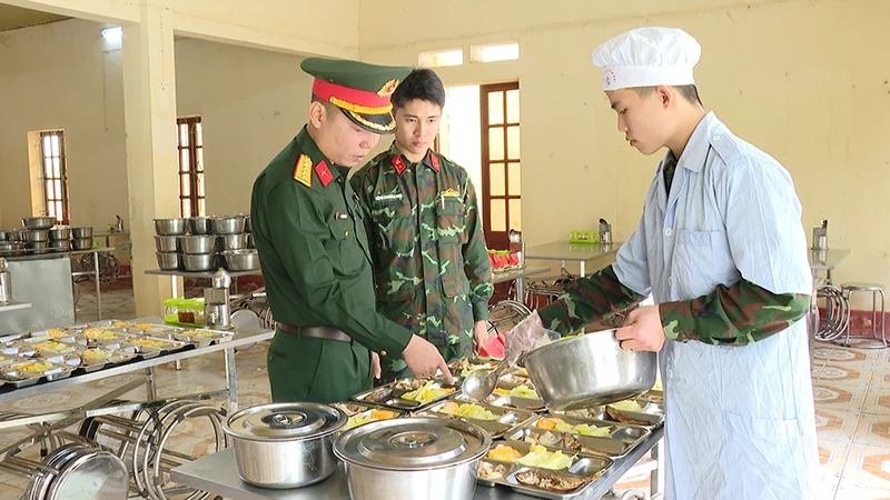 Trưởng thành từ “trường học lớn”