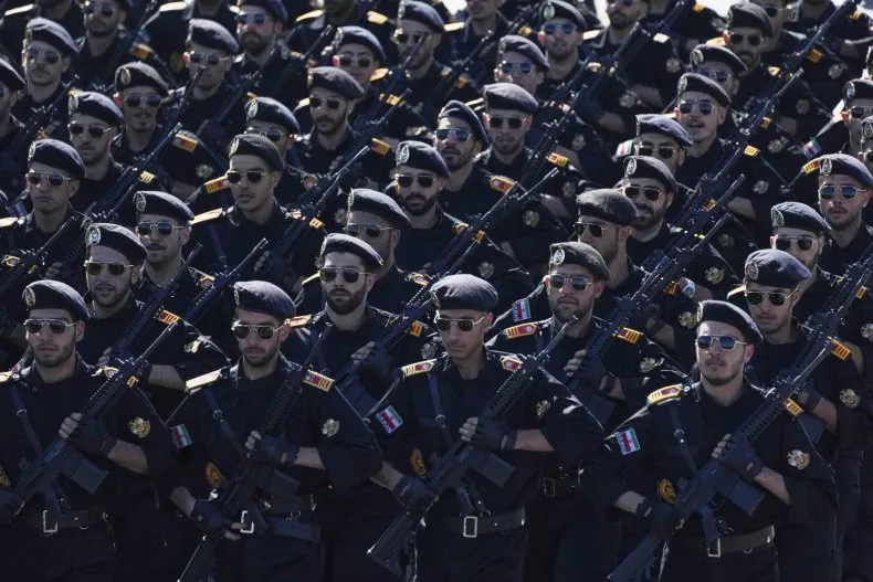 Iran phô trương sức mạnh quân sự trước cuộc đàm phán với Mỹ