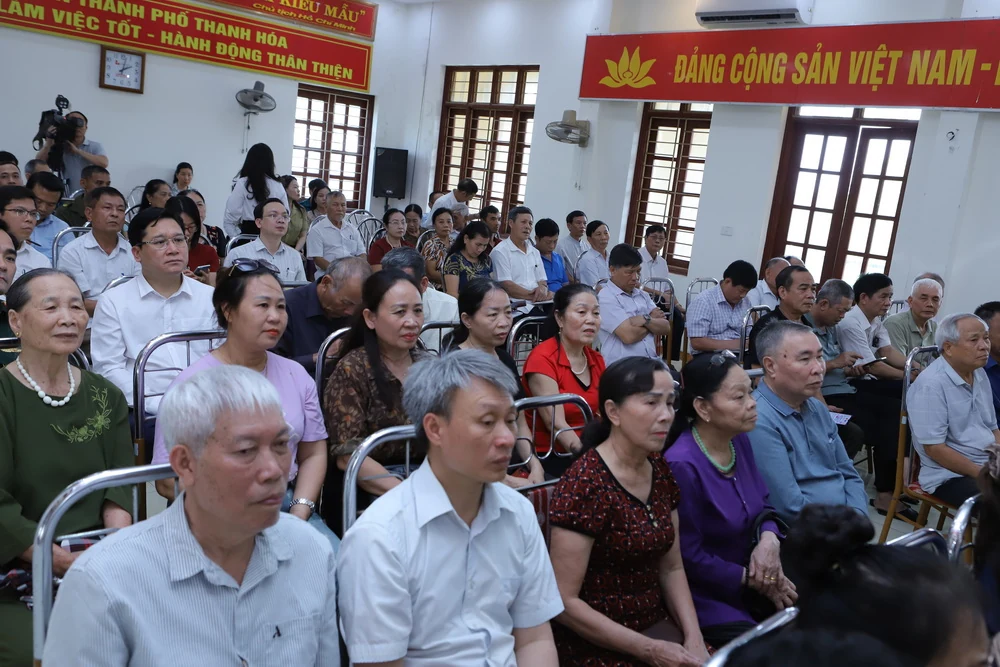 Bí thư Tỉnh ủy và Phó Bí thư Thường trực Tỉnh ủy lắng nghe ý kiến Nhân dân trong quá trình sắp xếp đơn vị hành chính cấp xã