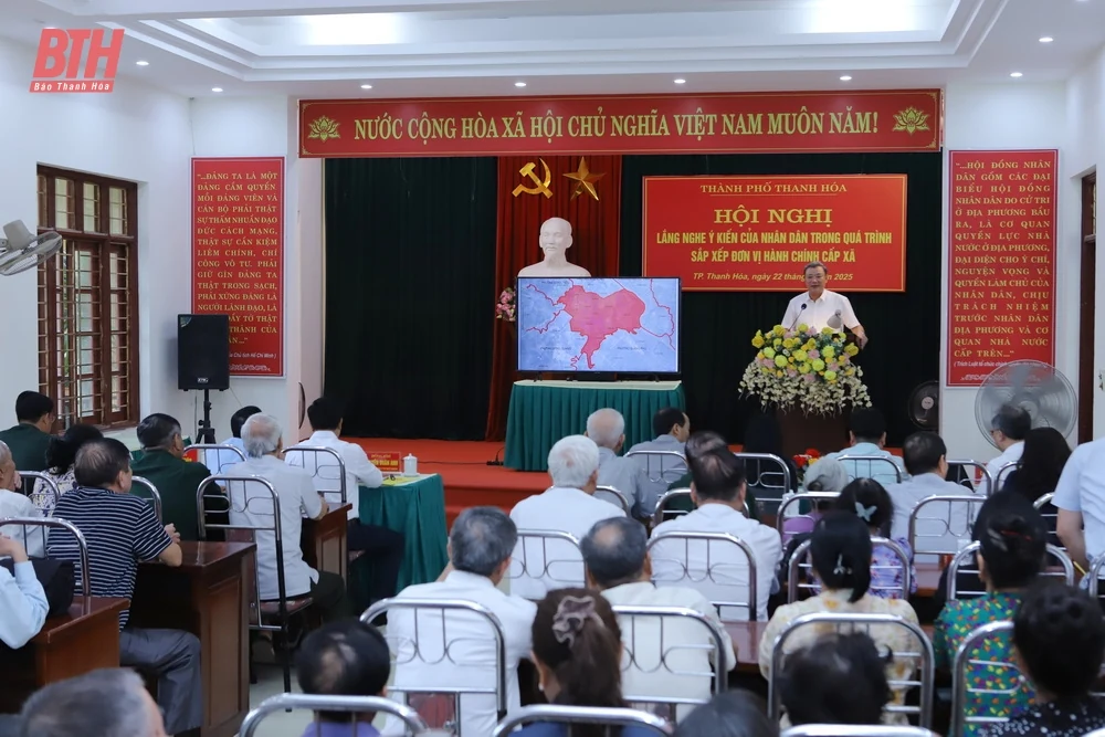 Bí thư Tỉnh ủy và Phó Bí thư Thường trực Tỉnh ủy lắng nghe ý kiến Nhân dân trong quá trình sắp xếp đơn vị hành chính cấp xã