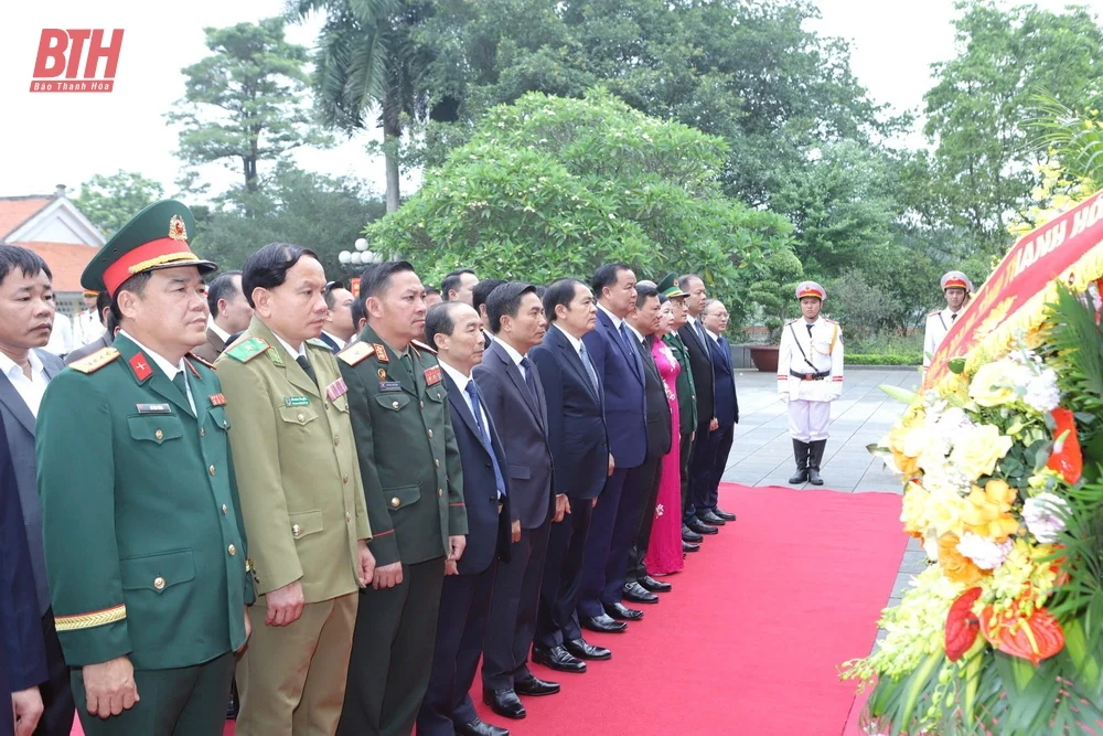 Đoàn đại biểu cấp cao hai tỉnh Thanh Hóa - Hủa Phăn dâng hương Chủ tịch Hồ Chí Minh, Bà mẹ Việt Nam Anh hùng và các Anh hùng liệt sĩ