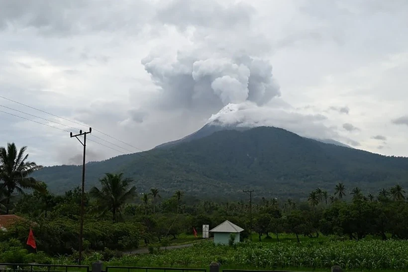 Indonesia ban hành cảnh báo hàng không mức cao nhất do núi lửa phun trào