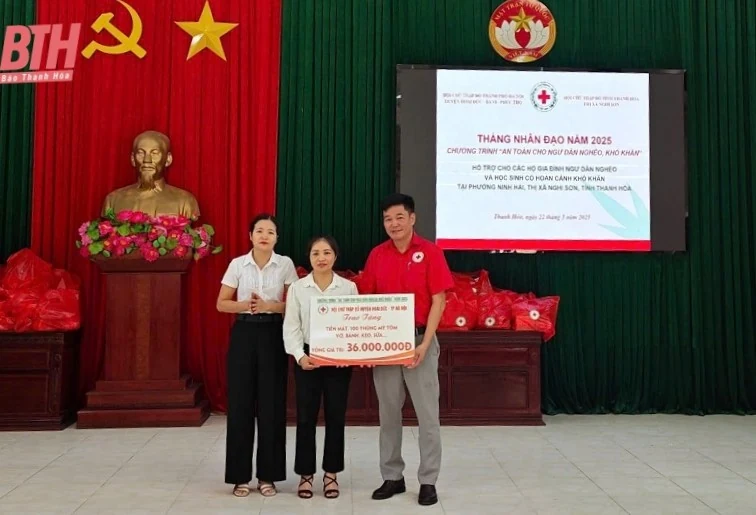 Trao quà cho ngư dân và học sinh có hoàn cảnh khó khăn tại thị xã Nghi Sơn