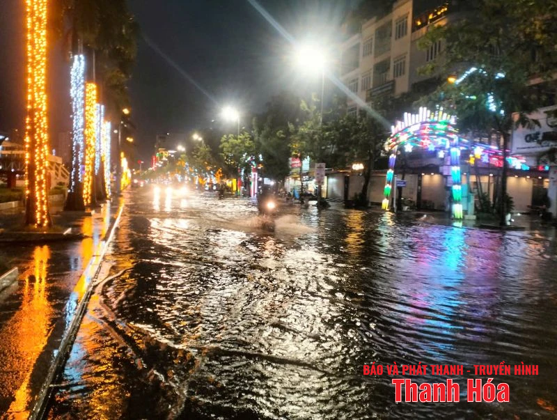 Thanh Hóa: Gió lớn gây tốc mái, cây gãy, ách tắc giao thông tại ngã tư Đại lộ Lê Lợi