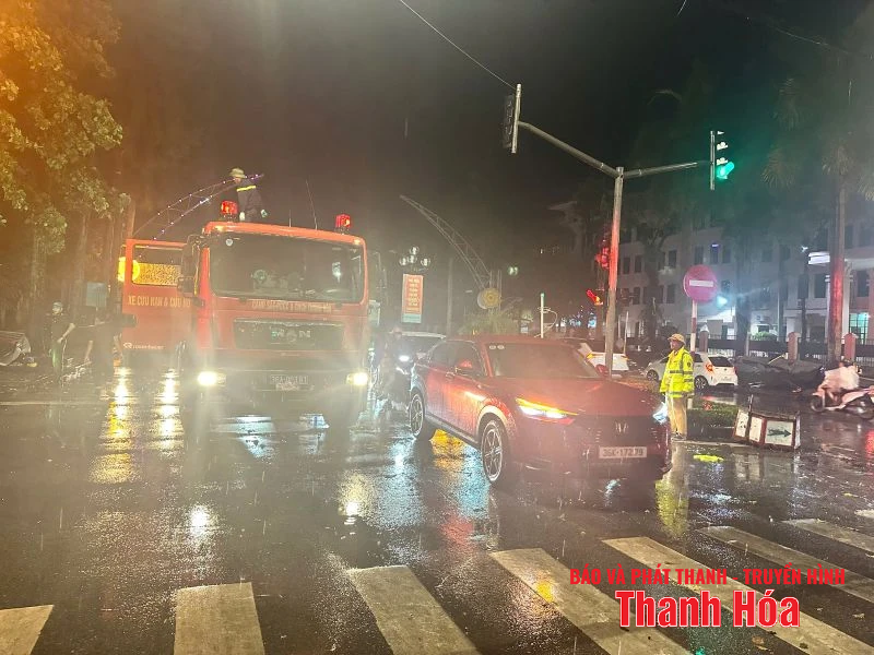 Ngã tư Đại lộ Lê Lợi lưu thông bình thường sau sự cố mái tôn đổ sập do mưa dông