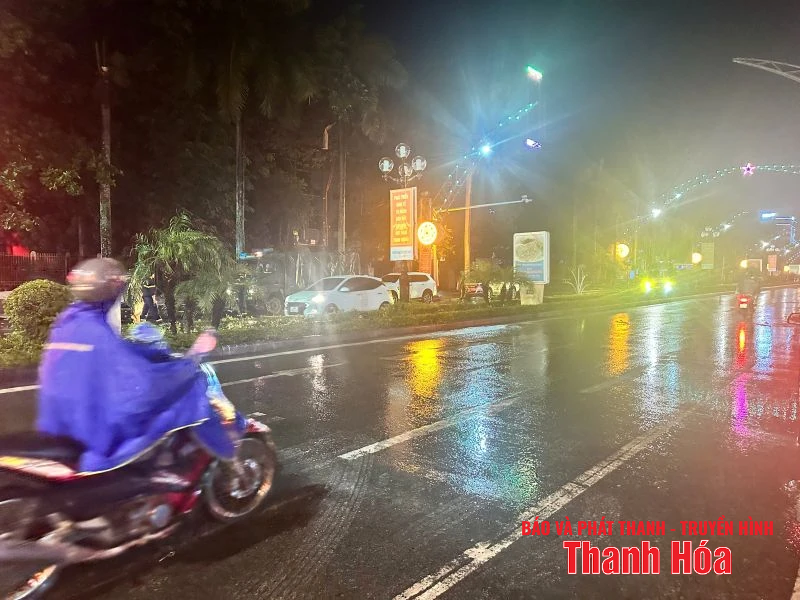 Ngã tư Đại lộ Lê Lợi lưu thông bình thường sau sự cố mái tôn đổ sập do mưa dông