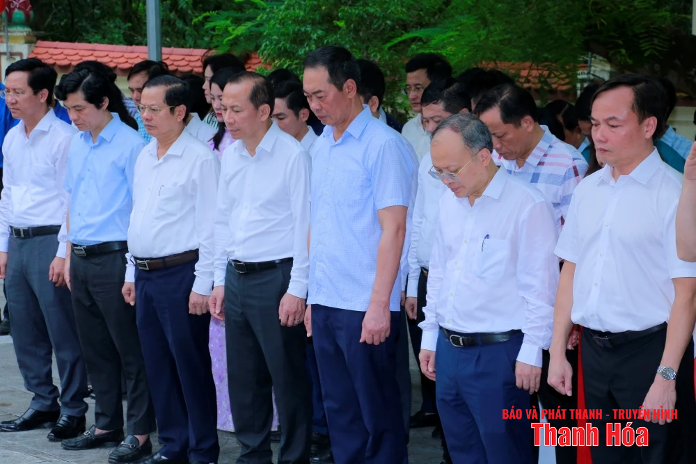 Phó Bí thư Tỉnh ủy Trịnh Tuấn Sinh tặng quà gia đình chính sách tại các phường Sầm Sơn và Nam Sầm Sơn